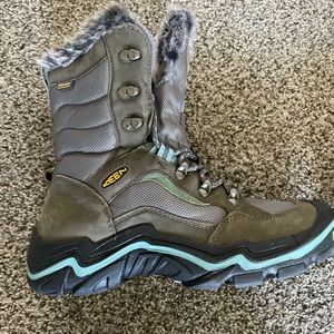 Keen warm hiking boots